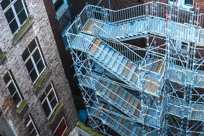 Gerüstbau, Fluchttreppen von Sassenberg + Pesch in Pulheim, Köln